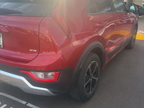 Used 2023 Kia Niro EX image 5
