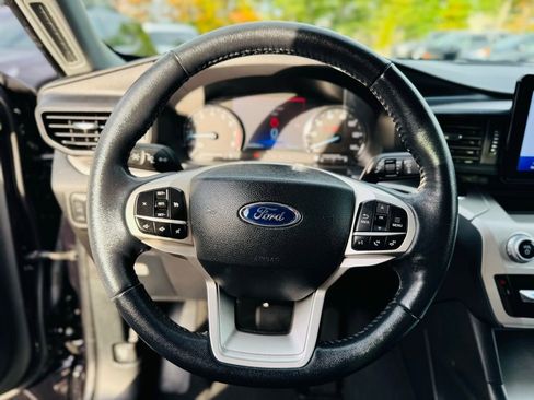Used 2022 Ford Explorer XLT image 12