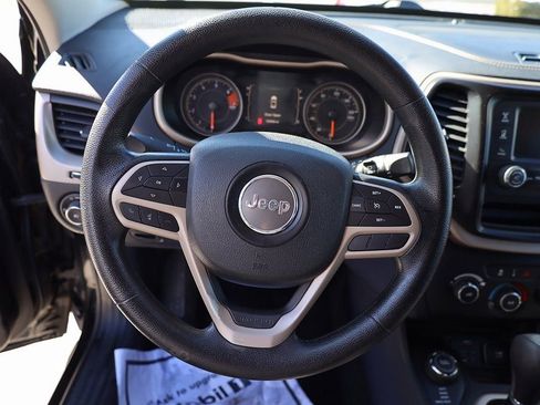 Used 2018 Jeep Cherokee Latitude AWD/4WD image 12