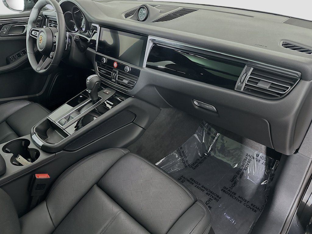 Certified 2025 Porsche Macan AWD/4WD image 31