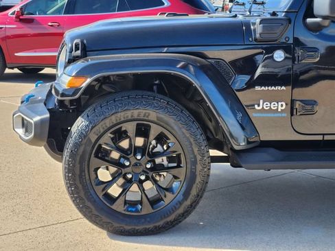 Used 2023 Jeep Wrangler Unlimited Sahara AWD/4WD image 16