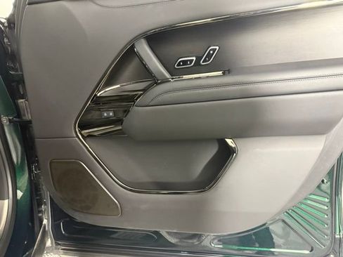 Certified 2025 Land Rover Range Rover SV image 33