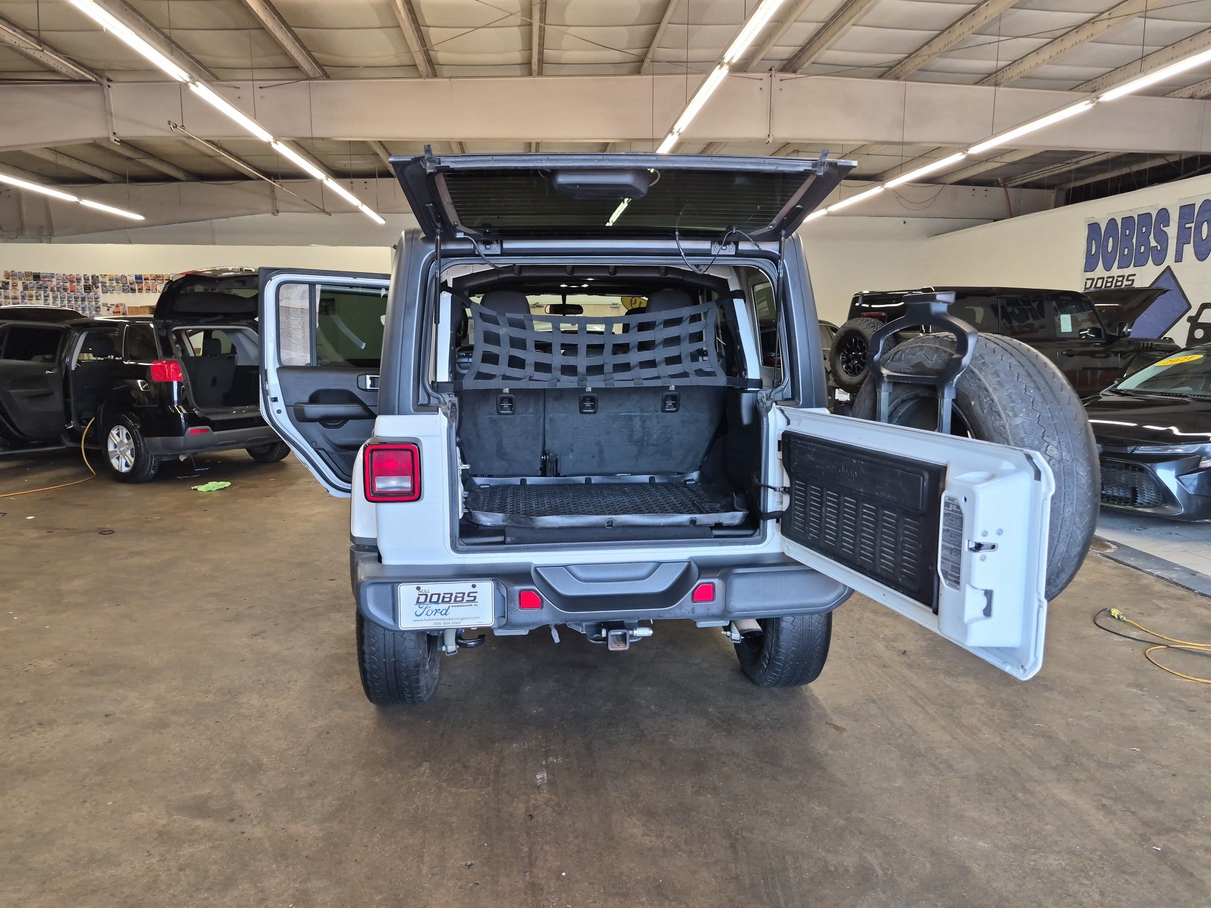 Used 2019 Jeep Wrangler Unlimited Sahara AWD/4WD image 16