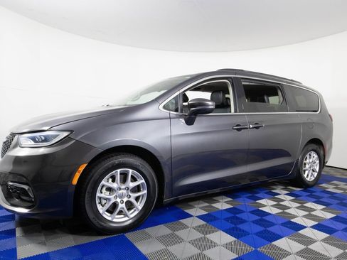 Used 2022 Chrysler Pacifica Touring-L image 1
