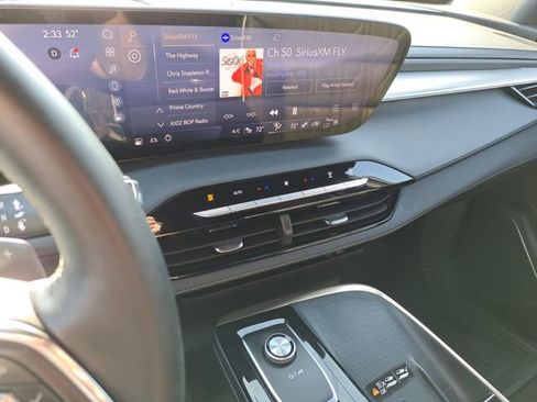 Used 2025 Buick Enclave Avenir w/ Super Cruise Package image 23