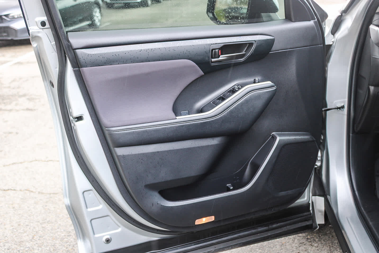 Used 2024 Toyota Highlander LE FWD image 21