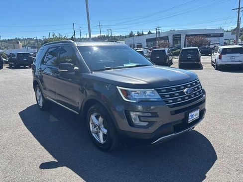 Used 2017 Ford Explorer XLT w/ Equipment Group 202A AWD/4WD image 7