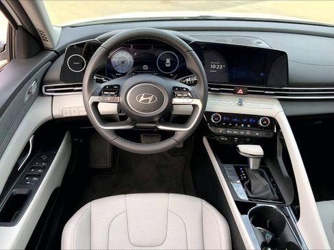 Certified 2025 Hyundai Elantra Limited image 5