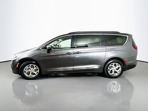 Used 2023 Chrysler Pacifica Limited FWD image 4