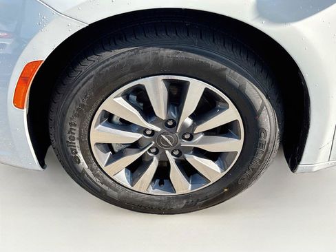 Used 2023 Chrysler Pacifica Touring-L FWD image 31