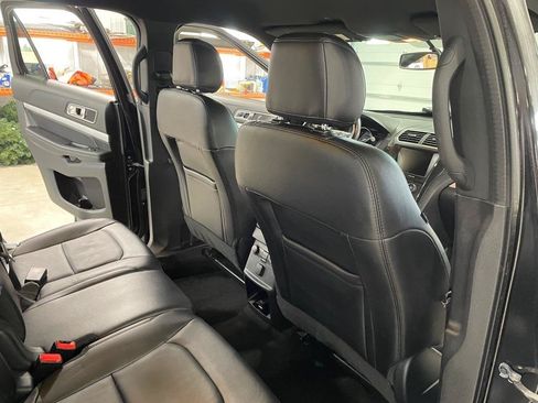 Used 2017 Ford Explorer XLT w/ Equipment Group 202A AWD/4WD image 22