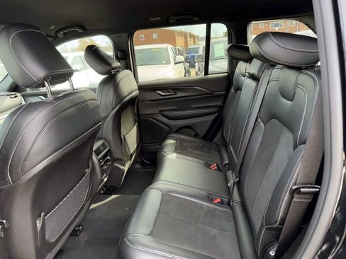 Certified 2025 Jeep Grand Cherokee Altitude image 11