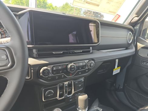 New 2025 Jeep Gladiator Sport image 24