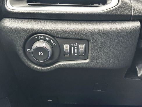 Used 2019 Chrysler Pacifica Touring-L Plus w/ S Appearance Package image 19