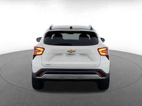 Used 2025 Chevrolet Trax LT w/ LT Convenience Package FWD image 8