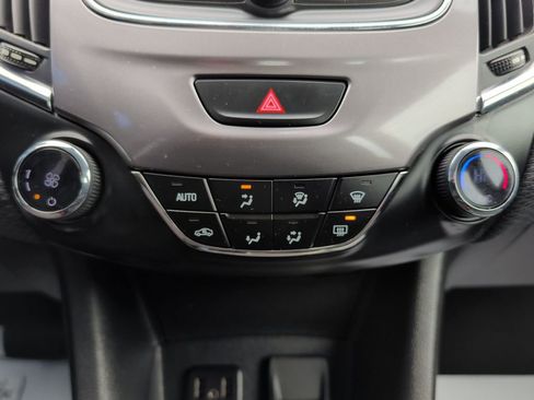 Used 2019 Chevrolet Cruze LT image 15