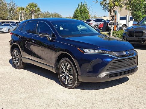 Used 2022 Toyota Venza LE image 2