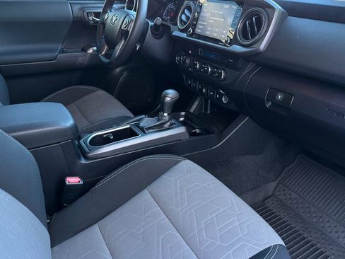 Used 2022 Toyota Tacoma TRD Off-Road image 17