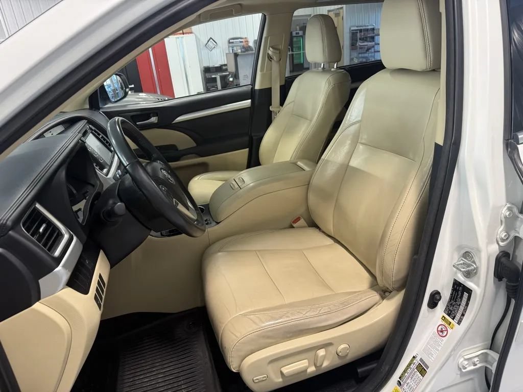 Used 2015 Toyota Highlander XLE AWD/4WD image 29