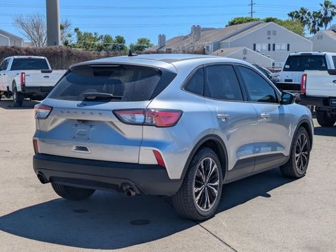 Used 2022 Ford Escape SE w/ SE Sport Appearance Package image 5