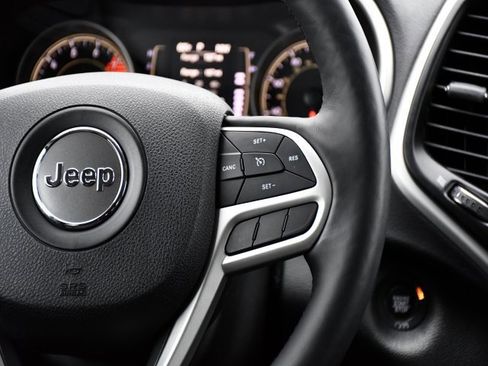 Used 2018 Jeep Cherokee Latitude Plus w/ Comfort/Convenience Group image 23