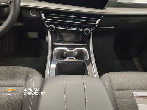 Used 2025 Chevrolet Traverse LT w/ Driver Confidence Package FWD image 12