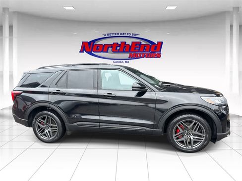 Used 2025 Ford Explorer ST-Line w/ ST-Line Street Pack image 2