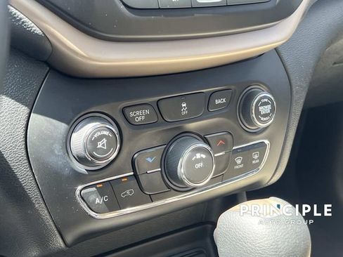 Used 2017 Jeep Cherokee Latitude w/ Safety/Convenience Group FWD image 25