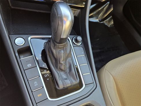 Certified 2020 Volkswagen Jetta SE image 19