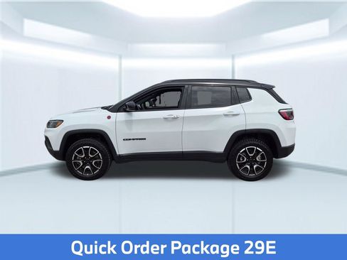 Used 2025 Jeep Compass Trailhawk AWD/4WD image 2