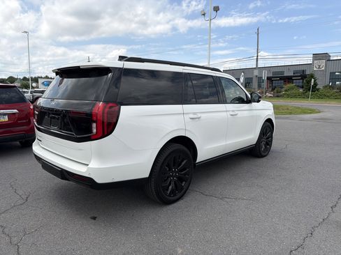 Used 2025 Ford Expedition Platinum w/ Stealth Appearance Package AWD/4WD image 3