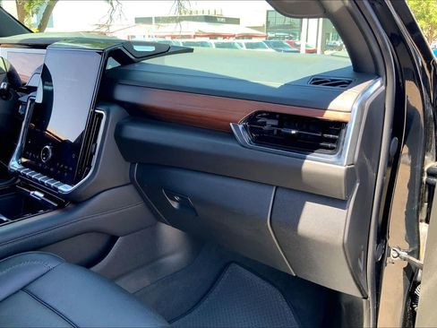 Used 2025 GMC Yukon XL Denali AWD/4WD image 19