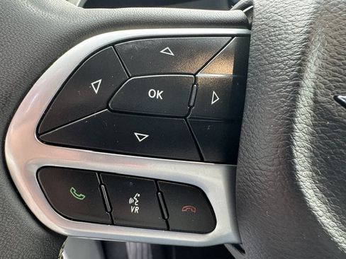 Used 2024 Chrysler Pacifica Touring-L FWD image 7