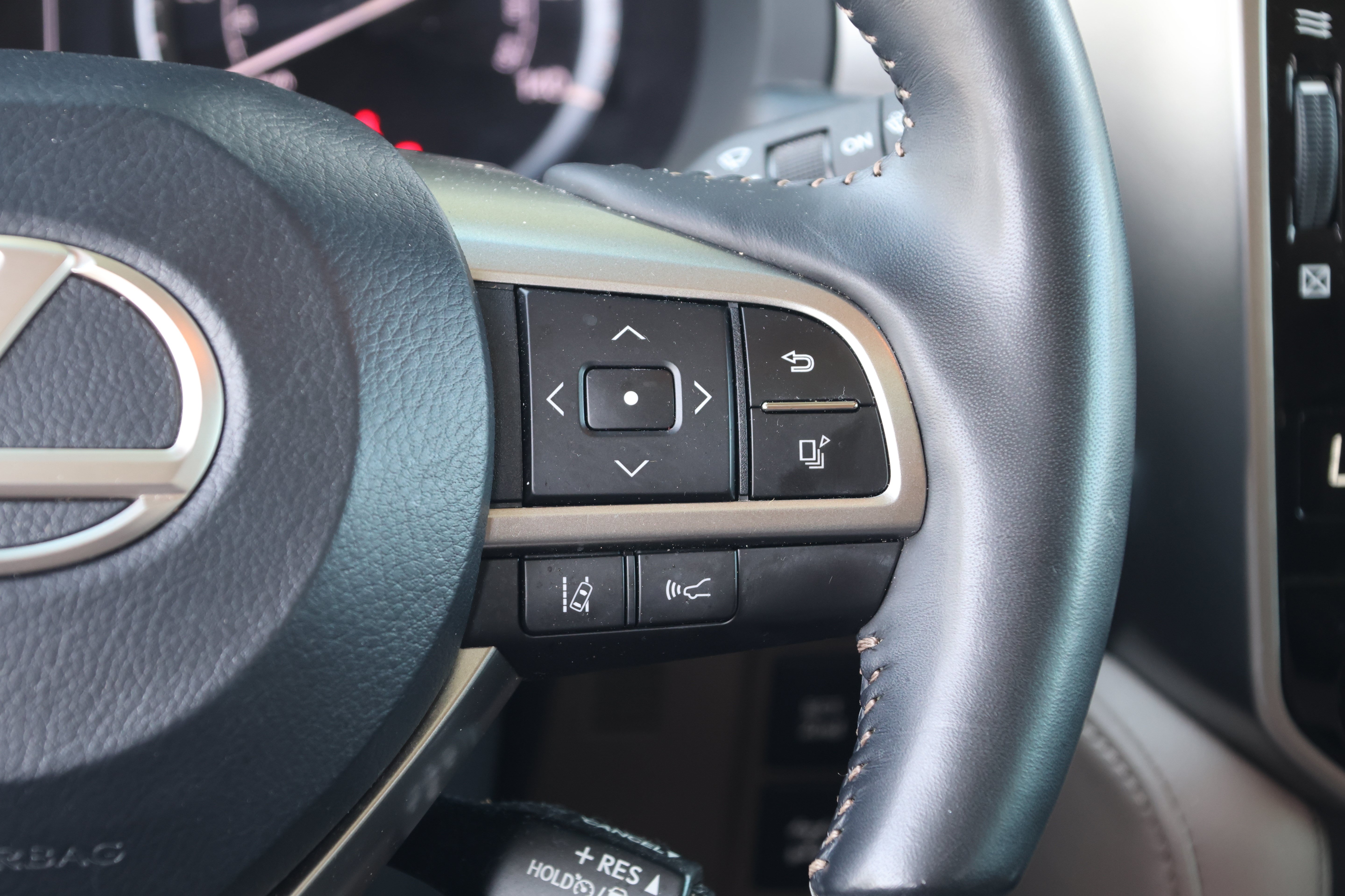 Used 2023 Lexus GX 460 Luxury w/ Sport Design Package AWD/4WD image 31