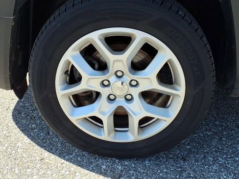 Used 2018 Jeep Renegade Latitude w/ Cold Weather Group image 13