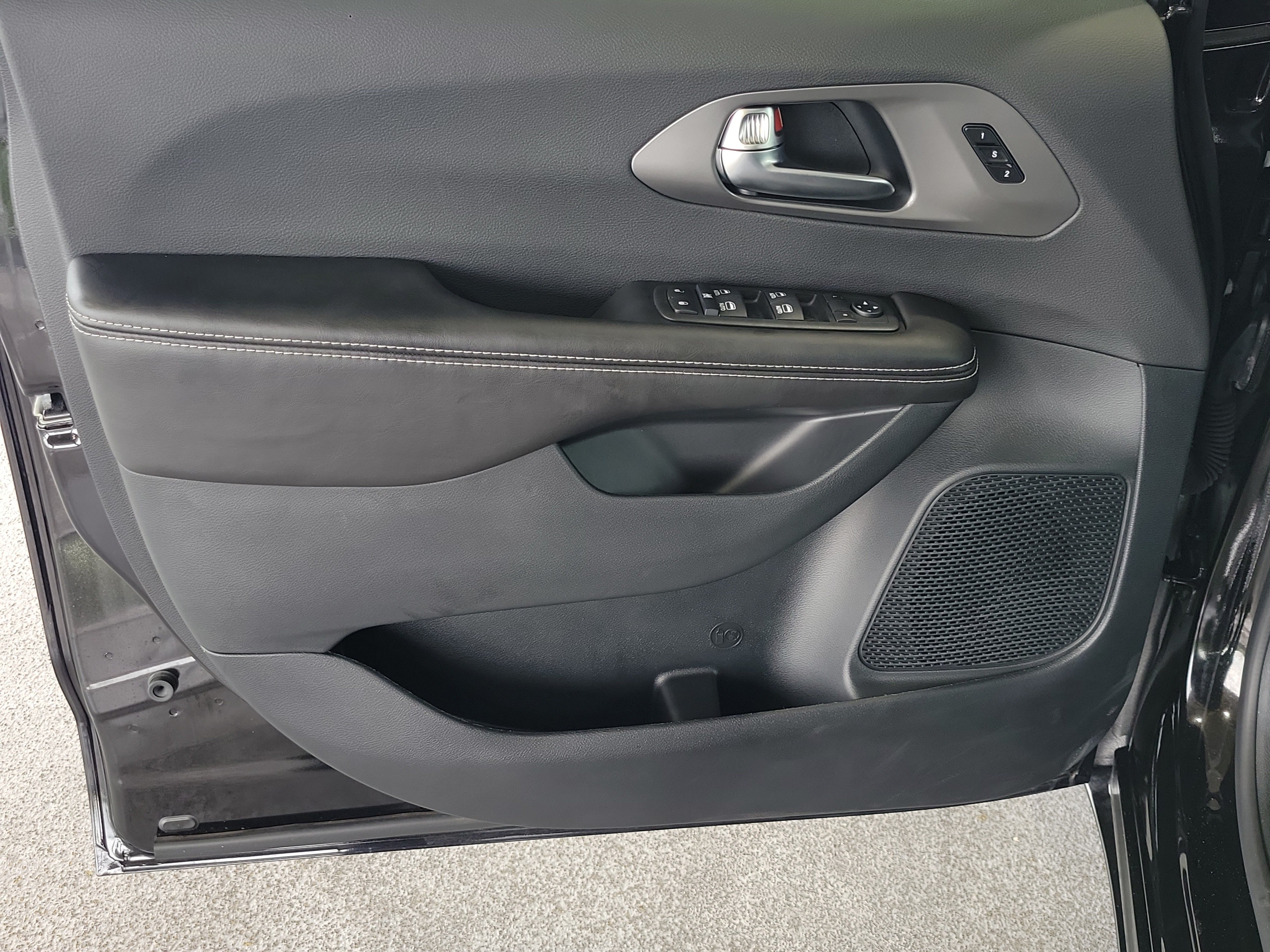 New 2026 Chrysler Pacifica Select w/ S Appearance Package FWD image 15