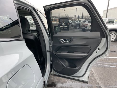 Used 2025 Volvo XC60 B5 Plus image 17