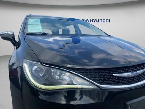 Used 2020 Chrysler Pacifica Limited image 41