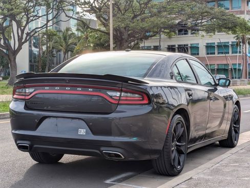 Used 2018 Dodge Charger SXT w/ Blacktop Package RWD image 5