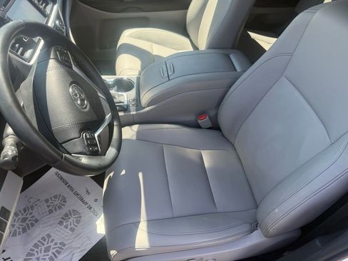 Used 2019 Toyota Highlander XLE AWD/4WD image 12
