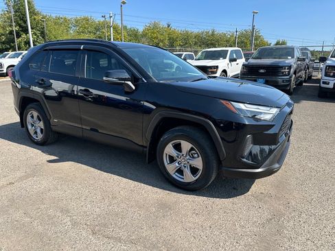Used 2023 Toyota RAV4 XLE AWD/4WD image 8