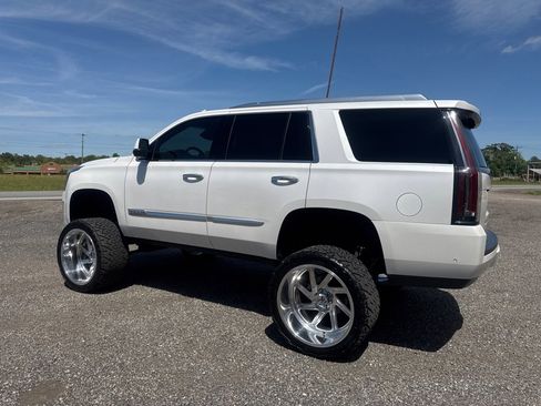 Used 2017 Cadillac Escalade Luxury AWD/4WD image 5