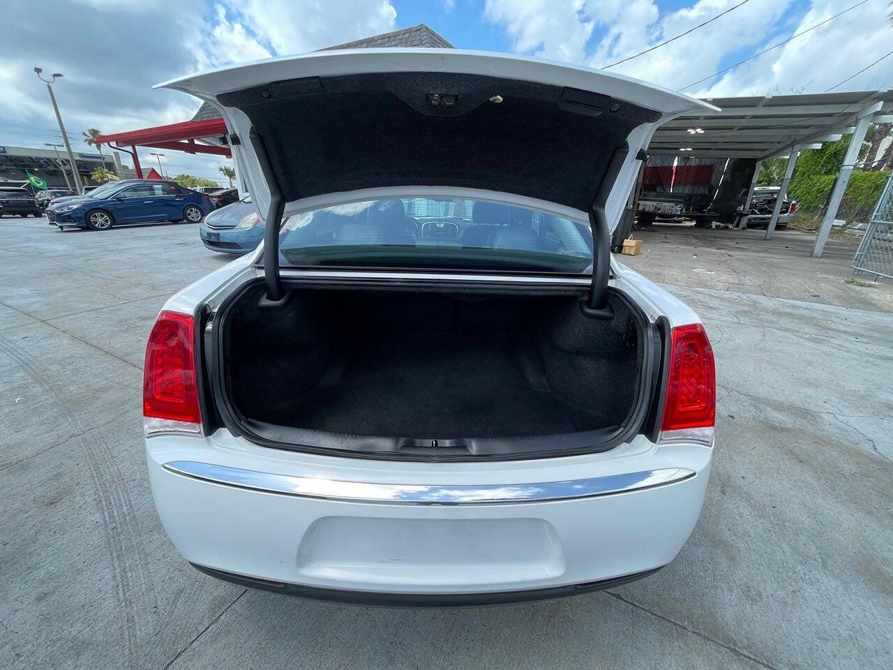 Used 2015 Chrysler 300 Limited RWD image 7