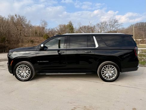 Used 2025 Chevrolet Suburban Premier image 8