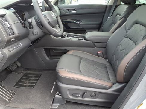 New 2026 Nissan Pathfinder Platinum image 5