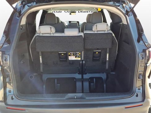 Used 2025 Toyota Sienna LE image 10