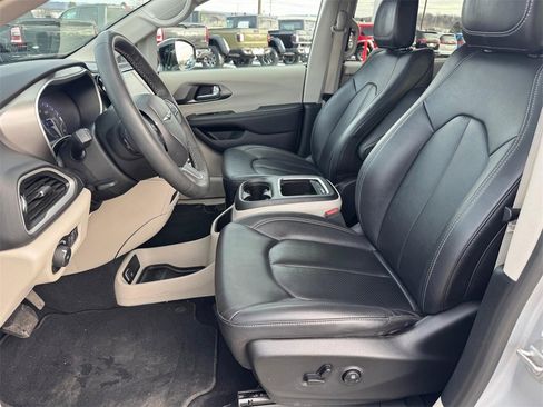 Used 2024 Chrysler Pacifica Touring-L image 8