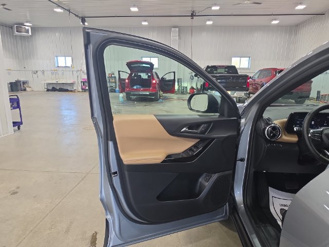 Used 2025 Chevrolet Equinox ACTIV w/ Safety and Technology Package AWD/4WD image 25