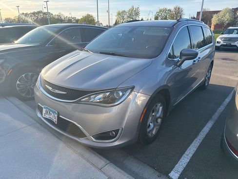 Used 2017 Chrysler Pacifica Touring-L Plus w/ Tire & Wheel Group FWD image 4