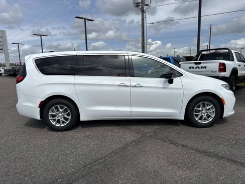 New 2026 Chrysler Pacifica Select image 6